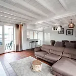 North Spacious 2 Bedroom *